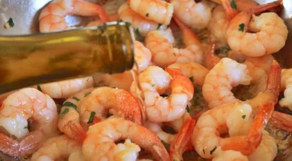 Receita de Camarão com Alho e Vinho Branco