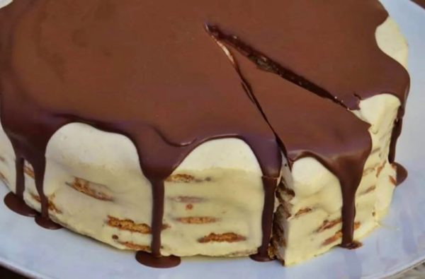 Bolo de Bolacha com Café e Chocolate. Não vai resistir…